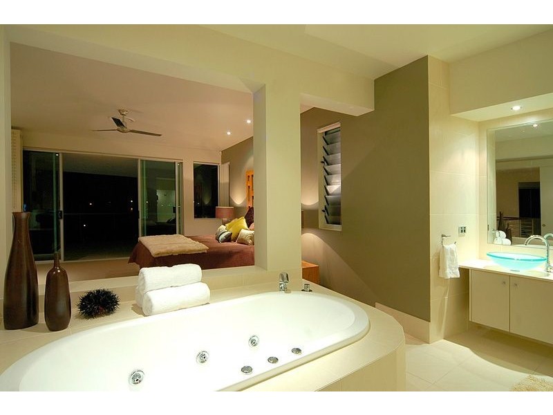 14 King James Ct, Paradise Point QLD 4216