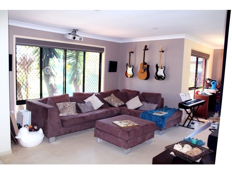 33 Penrhyn Street, Pacific Pines QLD 4211