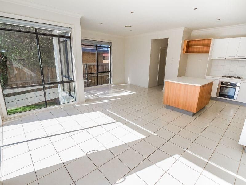 17 Crestview Close, Roxburgh Park VIC 3064