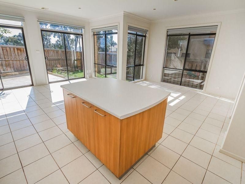17 Crestview Close, Roxburgh Park VIC 3064