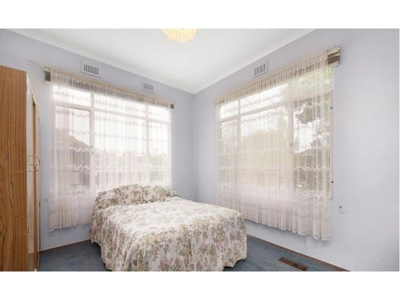 15 Hughes St, Burwood VIC 3125