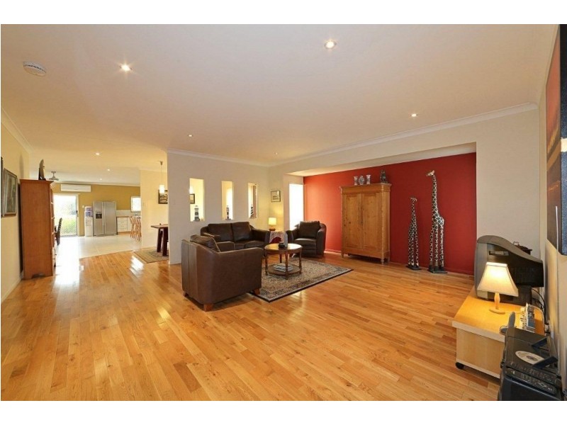 7 Janet Court, Coral Cove QLD 4670