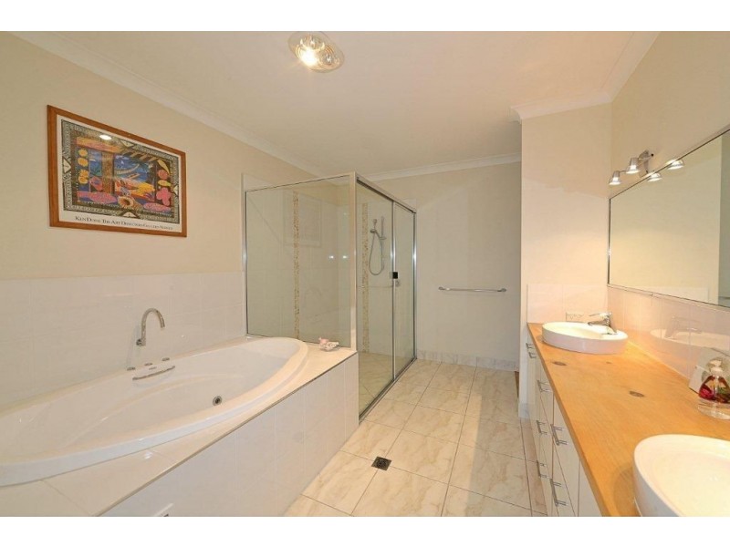 7 Janet Court, Coral Cove QLD 4670