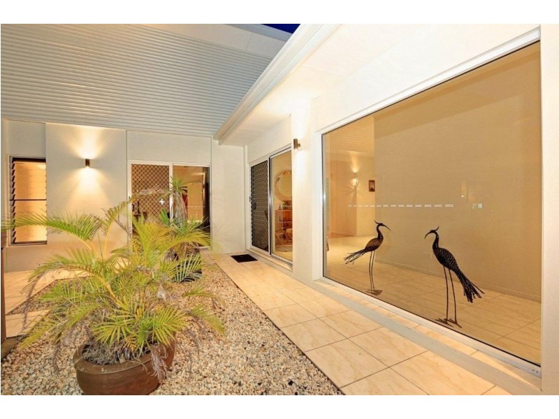 7 Janet Court, Coral Cove QLD 4670