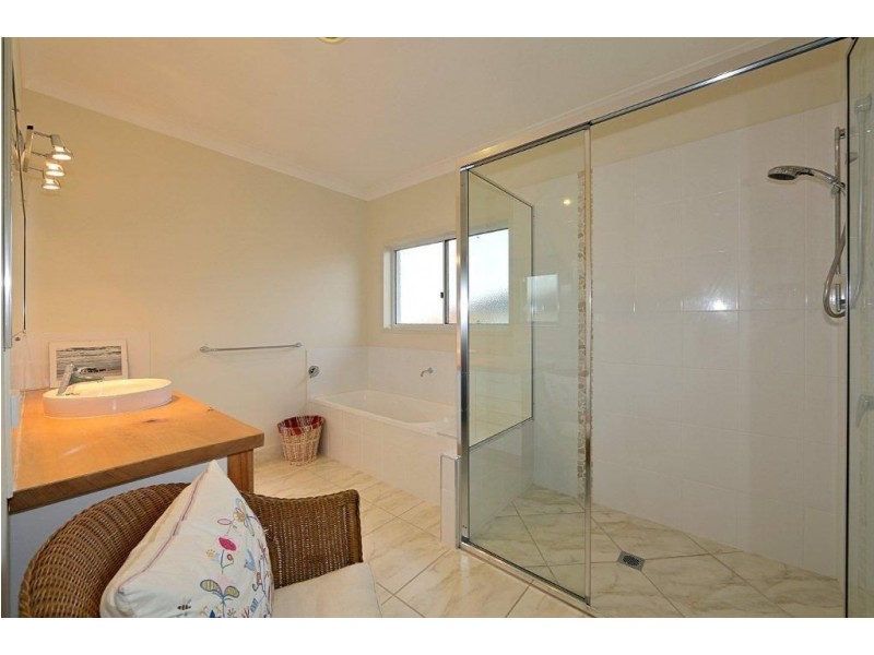 7 Janet Court, Coral Cove QLD 4670