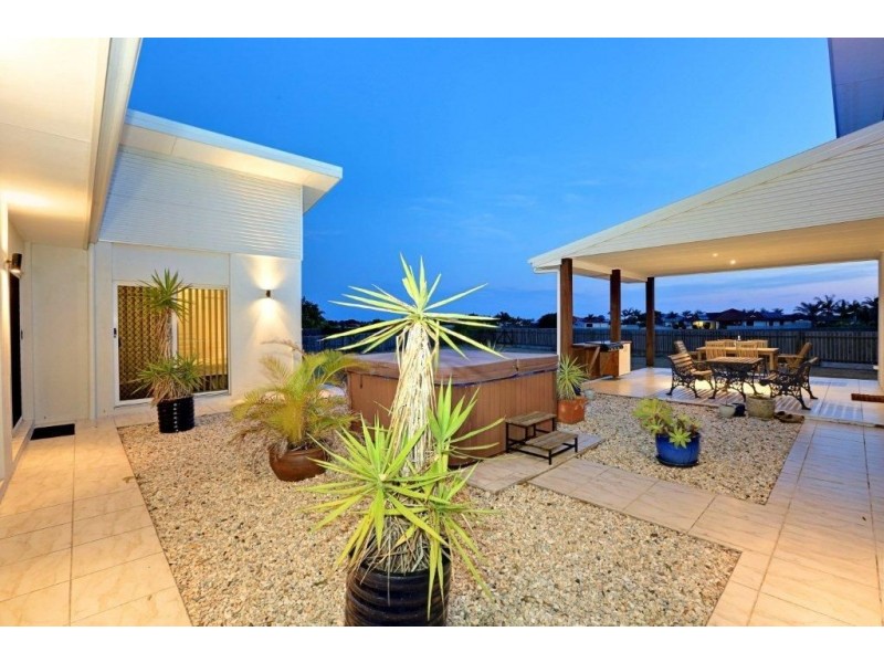 7 Janet Court, Coral Cove QLD 4670