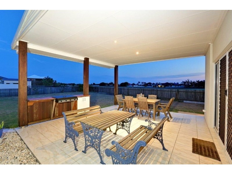 7 Janet Court, Coral Cove QLD 4670