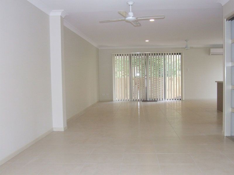 2/10 Chantrill Avenue, Nerang QLD 4211