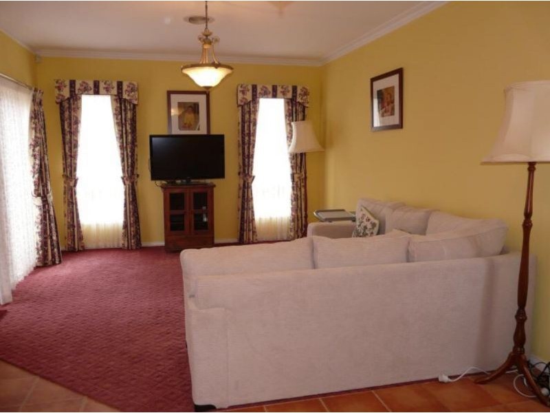 5 Smethwick Green, Caroline Springs VIC 3023