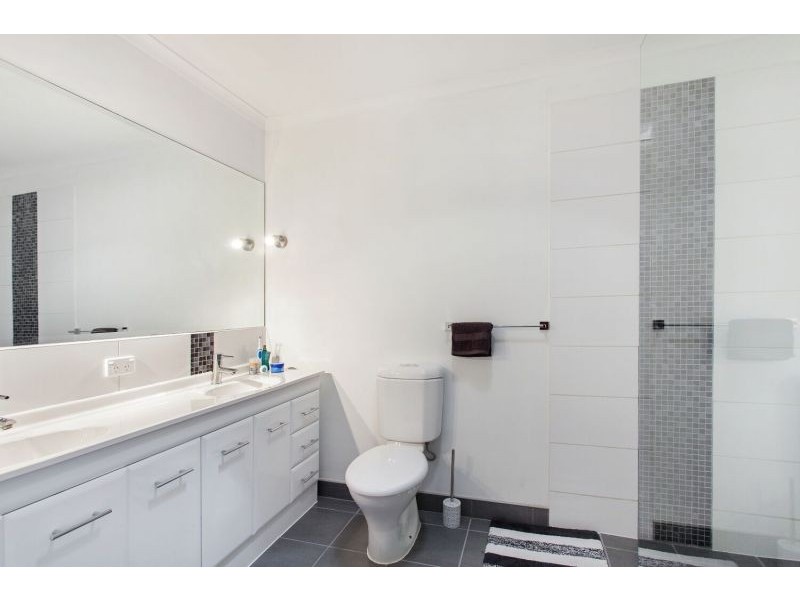 8879 Magnolia Drive East, Hope Island QLD 4212