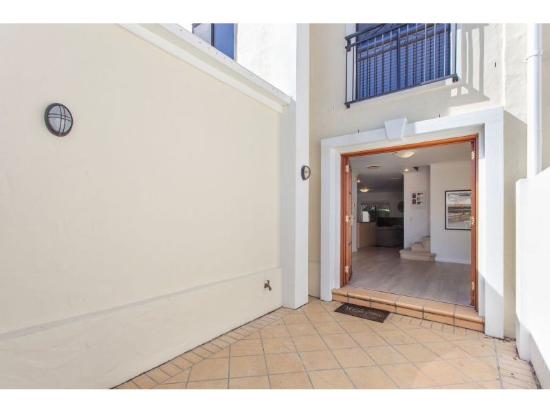 8879 Magnolia Drive East, Hope Island QLD 4212