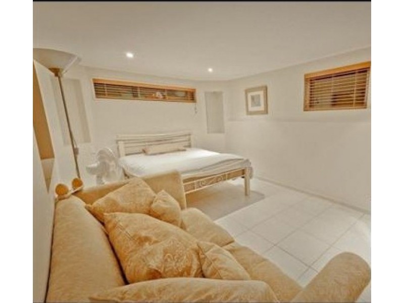 77 Ward Street, Southport QLD 4215