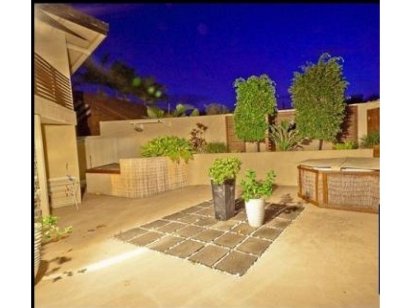 77 Ward Street, Southport QLD 4215