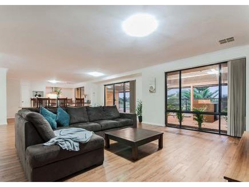 72 Oasis Dr, Secret Harbour WA 6173