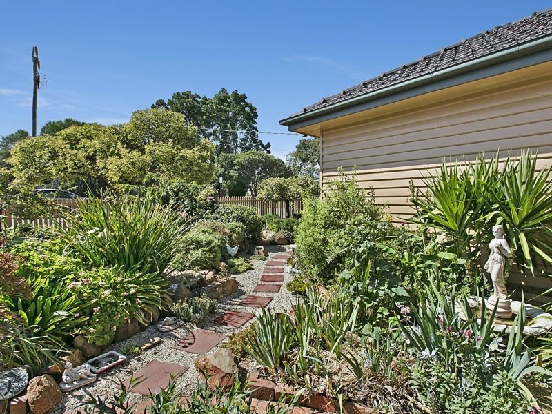2 Palm Avenue, Spring Gully VIC 3550