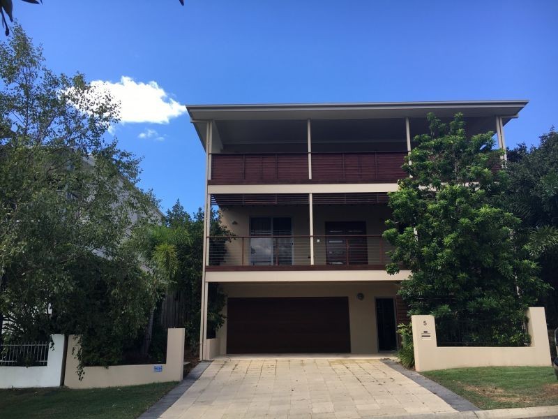 5 Port Peyra Crescent, Varsity Lakes QLD 4227