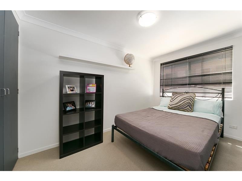 2/34 Macaulay Street, Coorparoo QLD 4151
