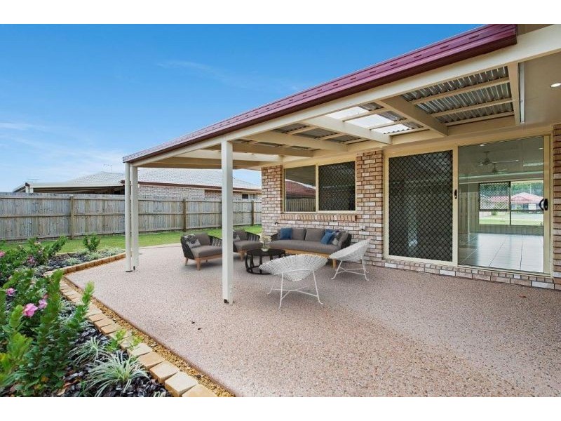 210 Bestmann Rd E, Sandstone Point QLD 4511