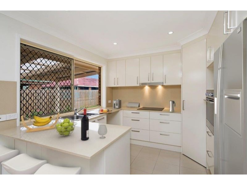210 Bestmann Rd E, Sandstone Point QLD 4511