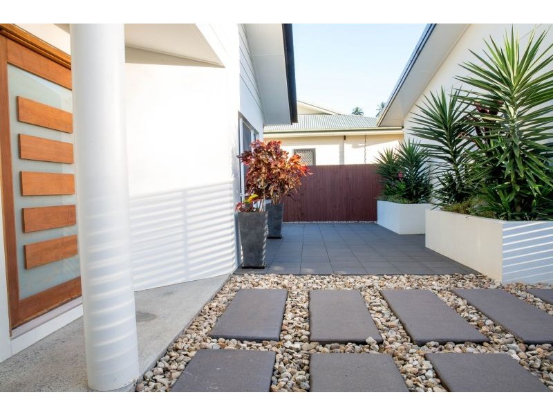 10 Jordan Close, Mooroobool QLD 4870