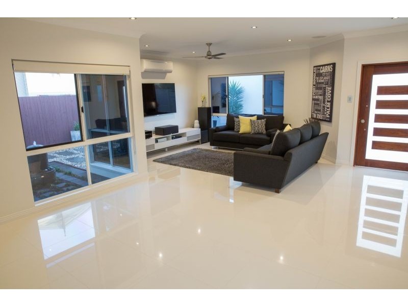 10 Jordan Close, Mooroobool QLD 4870