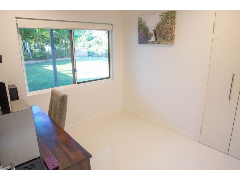 10 Jordan Close, Mooroobool QLD 4870
