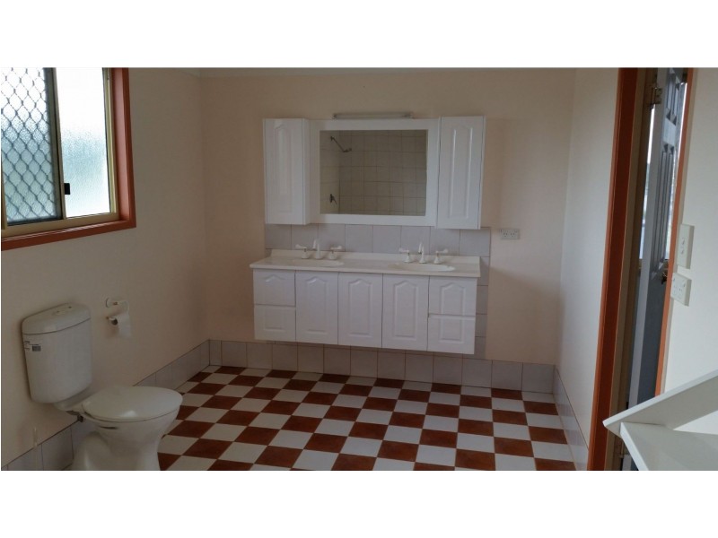 14 Charles Street, Springsure QLD 4722