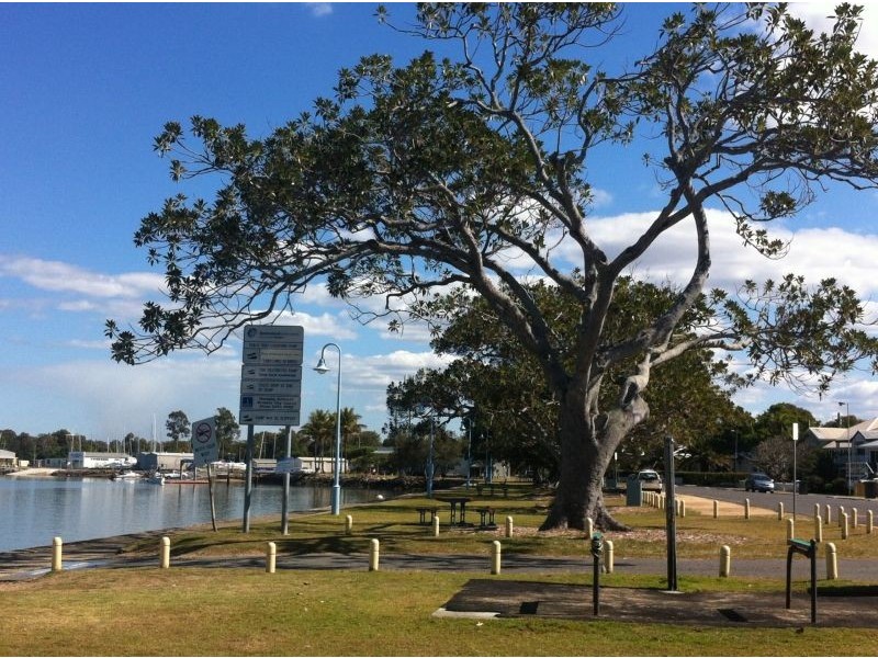 42 Allpass Parade, Shorncliffe QLD 4017