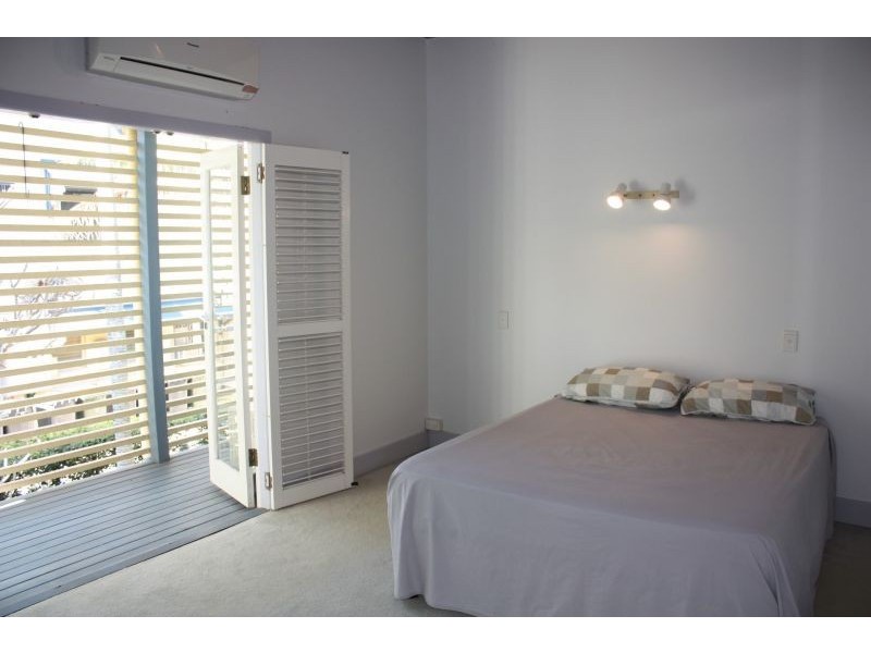 42 Allpass Parade, Shorncliffe QLD 4017