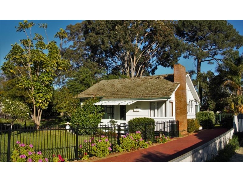 26 Barnsley Street, Queens Park WA 6107