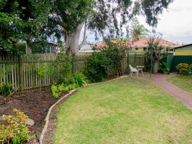 26 Barnsley Street, Queens Park WA 6107
