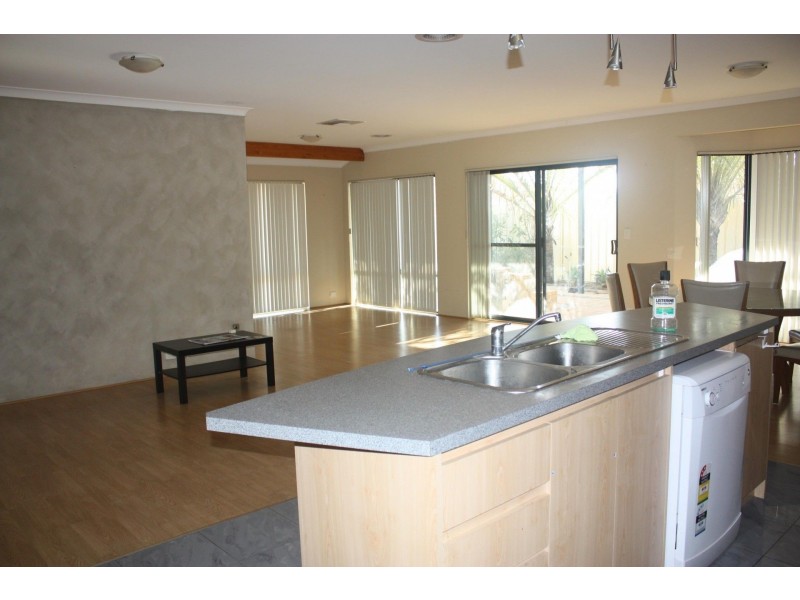 106 East Road, Pearsall WA 6065