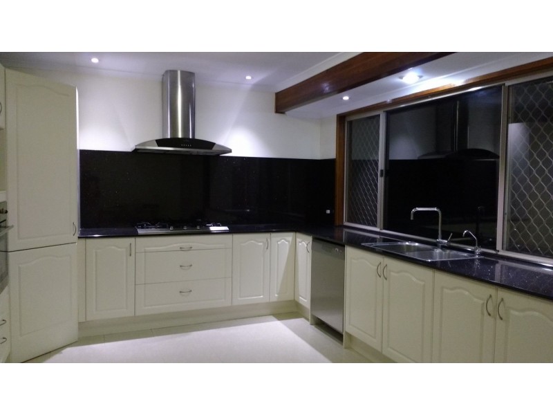 3 Tangmere St, Chapel Hill QLD 4069