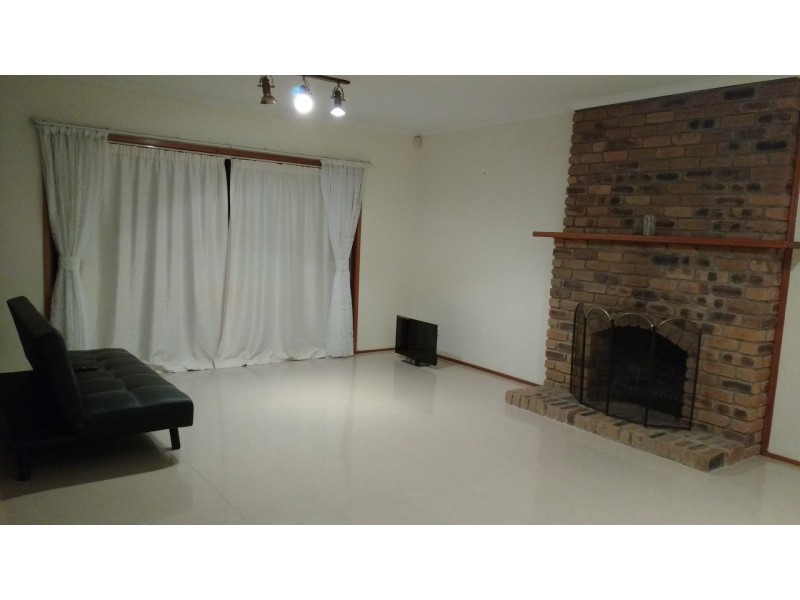 3 Tangmere St, Chapel Hill QLD 4069