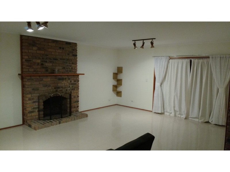 3 Tangmere St, Chapel Hill QLD 4069