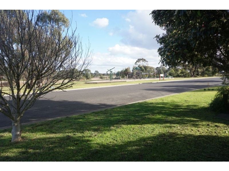 12 Carinza Ave, Altona Meadows VIC 3028