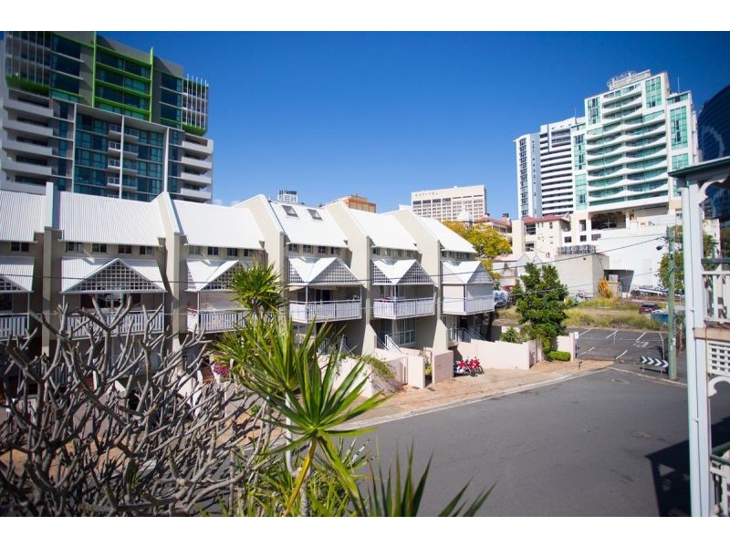 64 Berry St, Spring Hill QLD 4000