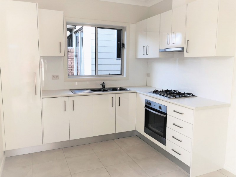 34 Owen Stanley Rd, Glenfield NSW 2167