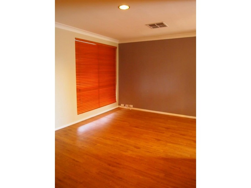 8 Ellison Dr, Langford WA 6147