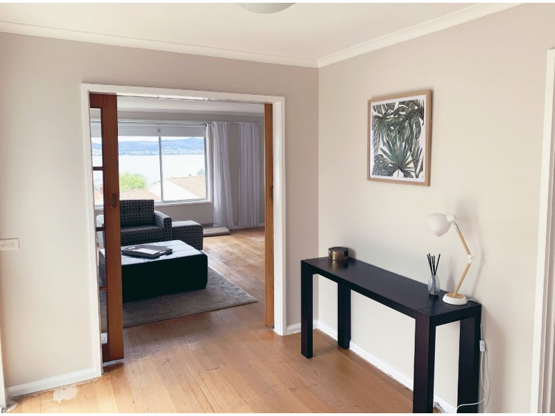 8 Red Knights Rd, Sandy Bay TAS 7005