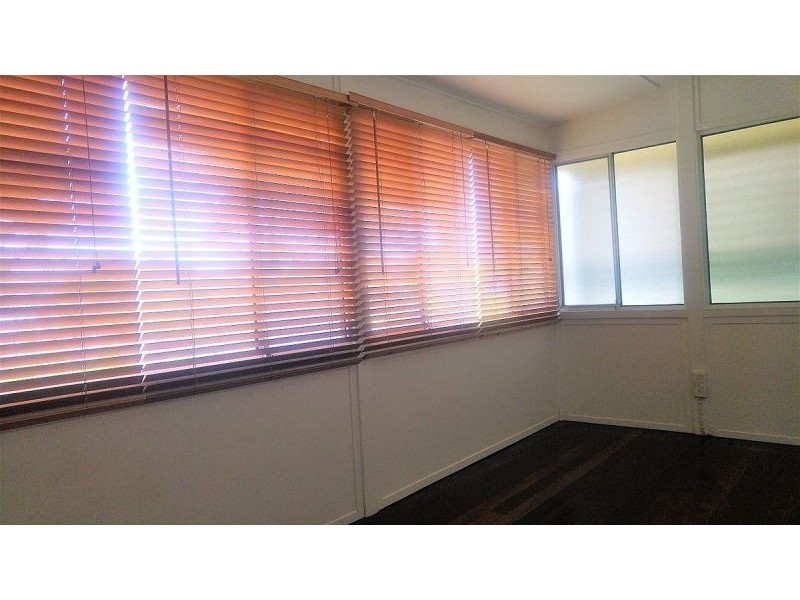 10 Kruger St, Booval QLD 4304