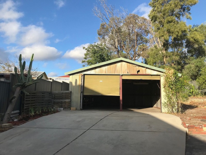 27 Sanderson St, Embleton WA 6062