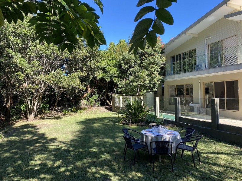 10 Mia Ct, Ocean Shores NSW 2483
