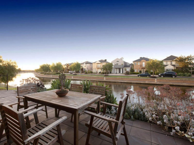 24 Sandy Point Rd, Point Cook VIC 3030