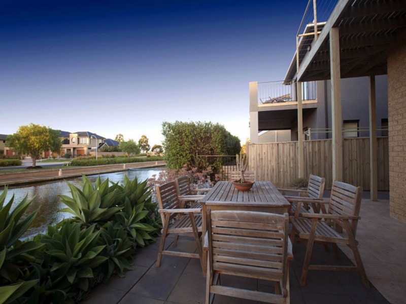 24 Sandy Point Rd, Point Cook VIC 3030