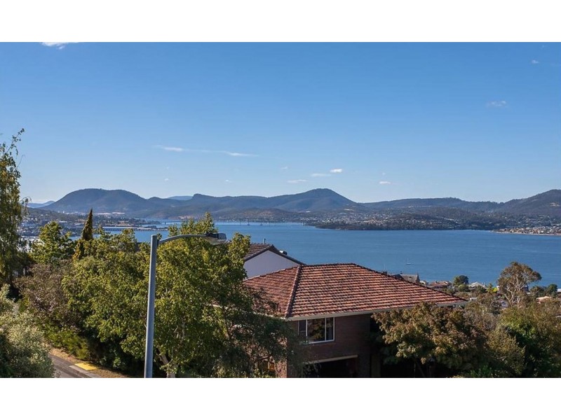 2/452 Churchill Ave, Sandy Bay TAS 7005
