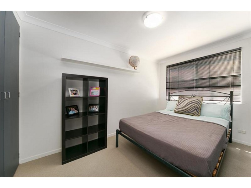 2/34 Macaulay St, Coorparoo QLD 4151