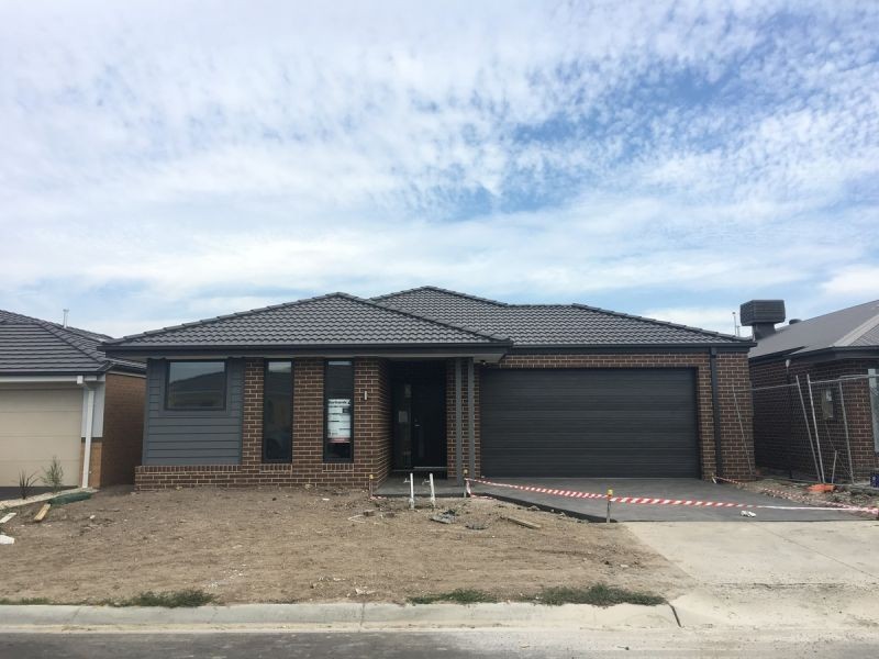 12 Lotus St, Pakenham VIC 3810