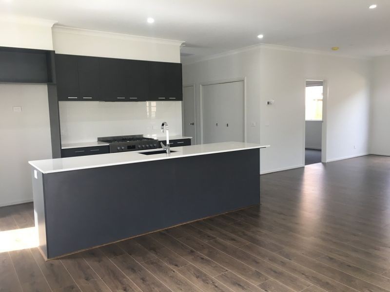 12 Lotus St, Pakenham VIC 3810