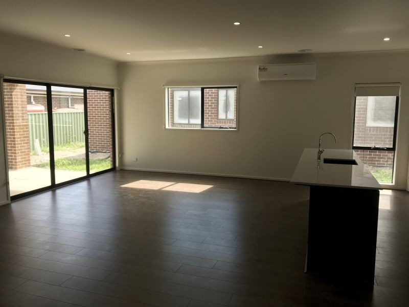 12 Lotus St, Pakenham VIC 3810